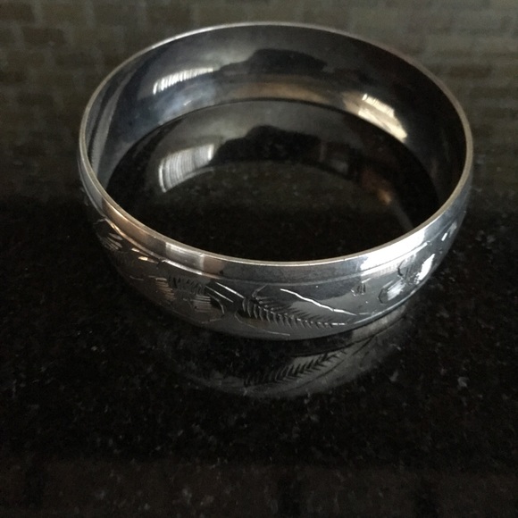 SILVER TONED BANGLE BRACELT - Picture 4 of 7